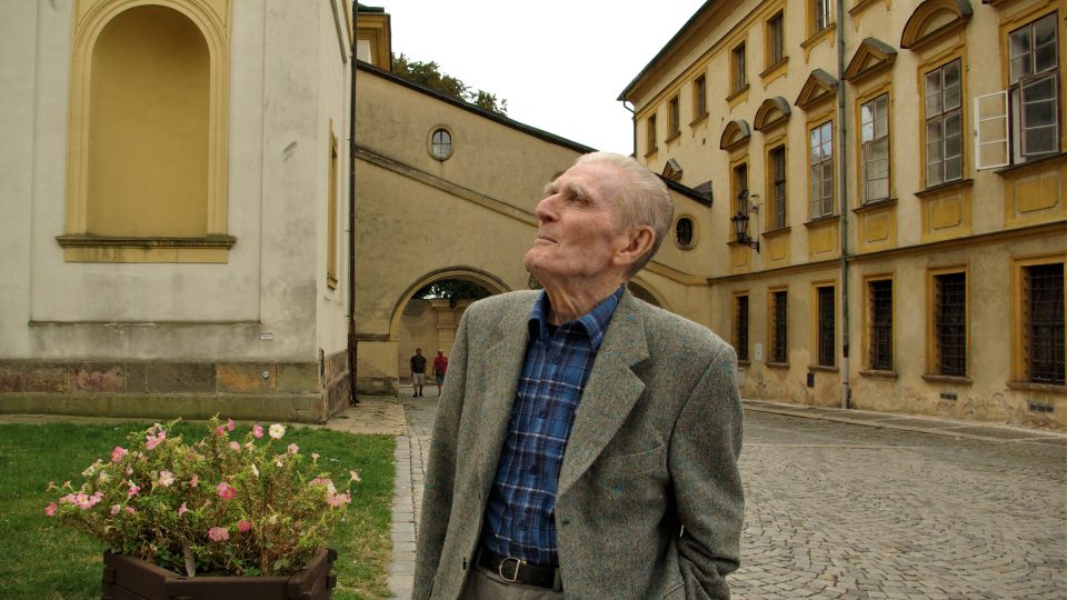 Robert Kvaček u Valdštejnského paláce a kostela sv. Jakuba Většího v Jičíně