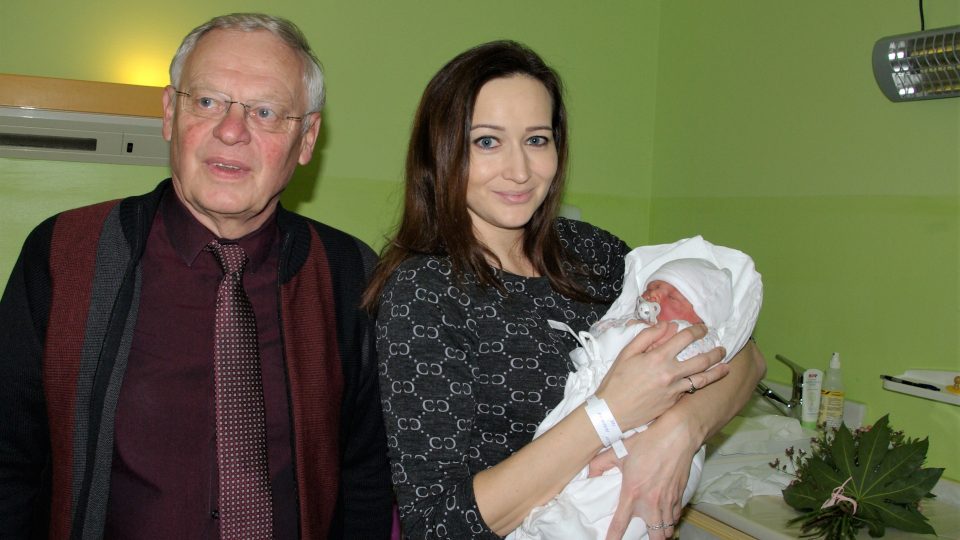 Maminka Veronika a novorozená Anička ve společnosti jičínského starosty Jana Malého
