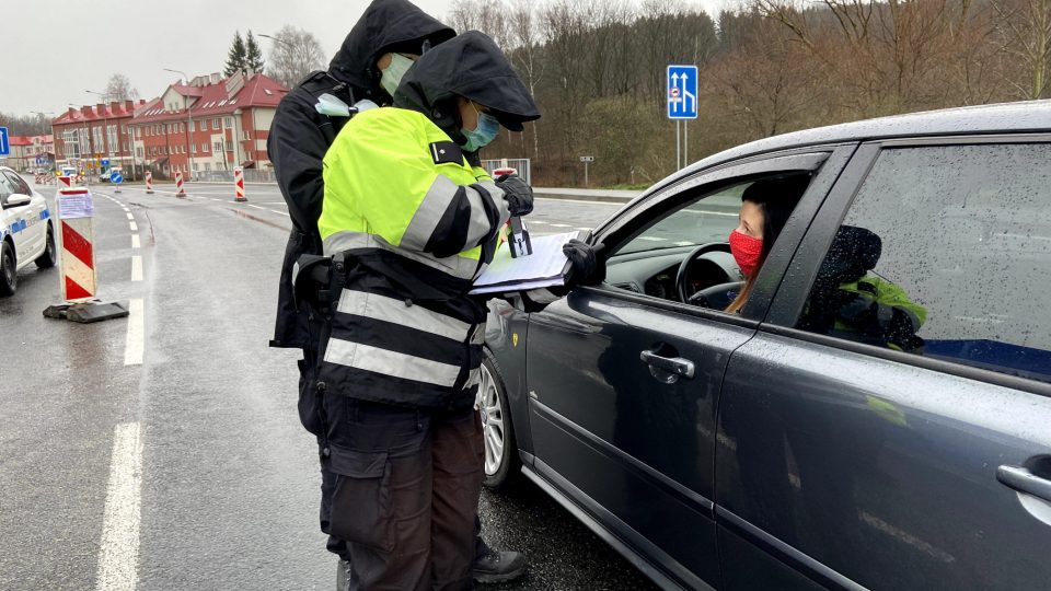 Policisté, celníci i armáda hlídají v souvislosti s opatřeními proti šíření koronaviru hranice