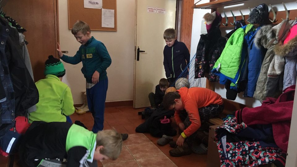 V bývalé truhlářské dílně cvičí žáci základní školy v Hořičkách