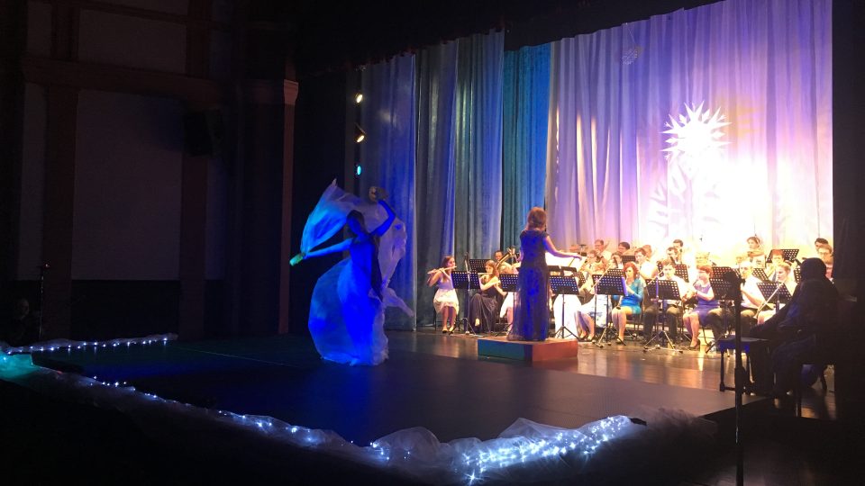 Adventní koncert Městského dechového orchestru v Červeném Kostelci dvakrát vyprodal divadlo
