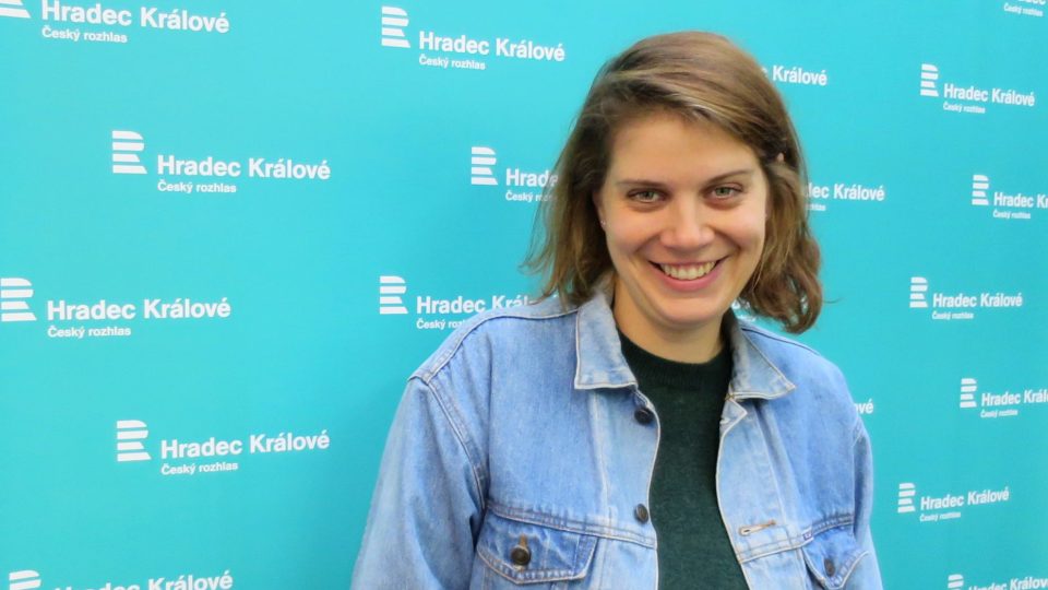 Barbora Hodonická ve studiu Českého rozhlasu Hradec Králové