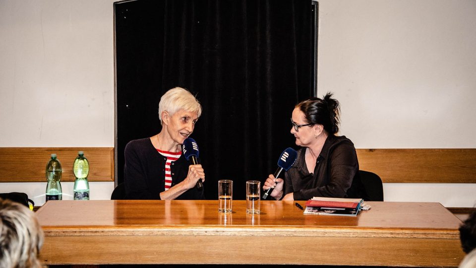 Kamila Sedlárová a Lída Engelová při natáčení pořadu Divadlo V podkroví