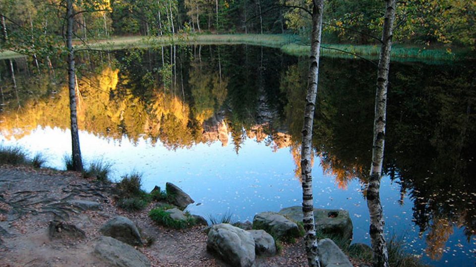 Černé jezírko, Jiráskovy skály