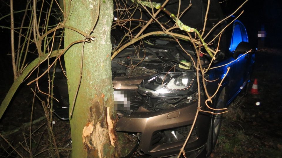 Řidiče na Jičínsku měla překvapit lesní zvěř. Strhl řízení a narazil do stromu