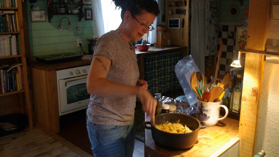 Eva Francová připravuje nový recept pro Krizovou kuchařku - Zeleninu v těstíčku