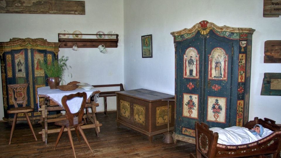 Lidový nábytek ze Sobotecka v ochozovém patře zámku Humprecht