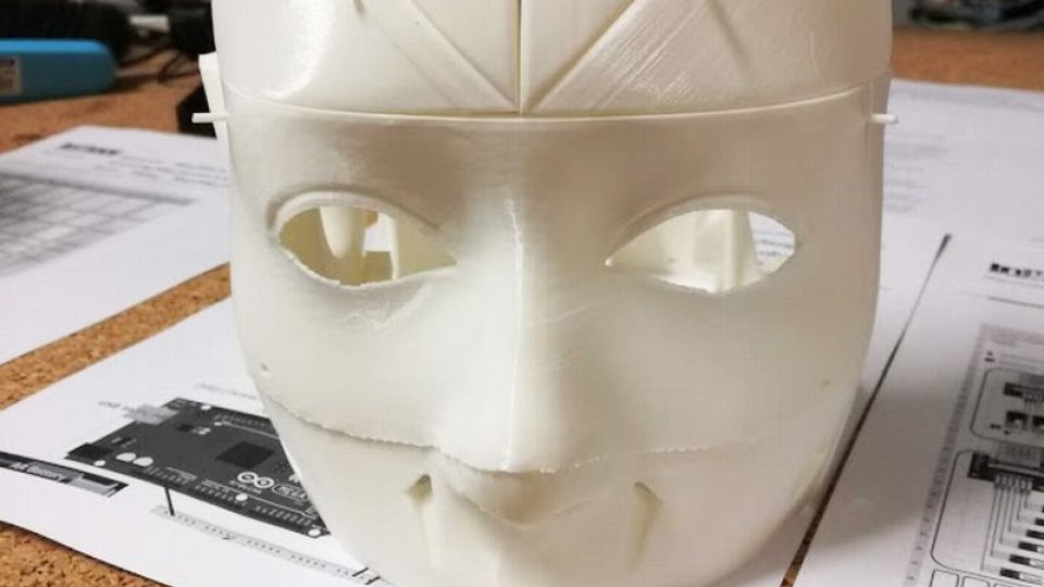 Na FIM UHK na 3D tiskárně probíhá tisk prototypu humanoidního robota, pracovně pojmenovaného FIM Bot
