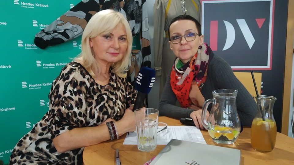 Lada Klokočníková a Jitka Šedová v rozhlasové kavárně