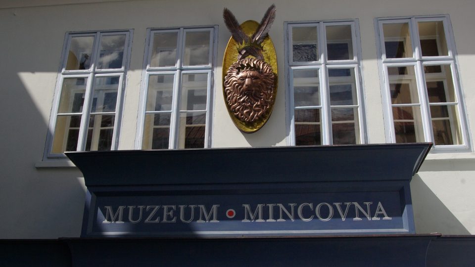 Portál Valdštejnova muzea a mincovny