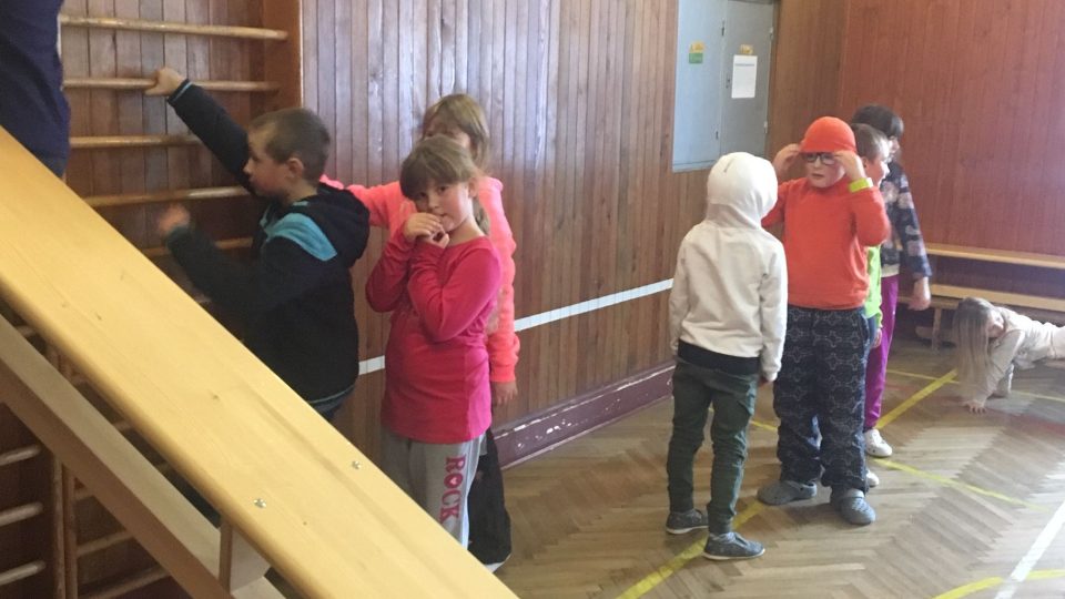 V bývalé truhlářské dílně cvičí žáci základní školy v Hořičkách