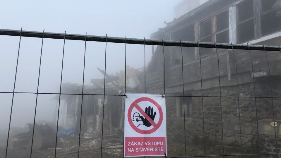 Sokolská bouda na Černé hoře v Krkonoších je zhruba ze dvou třetin zbourána