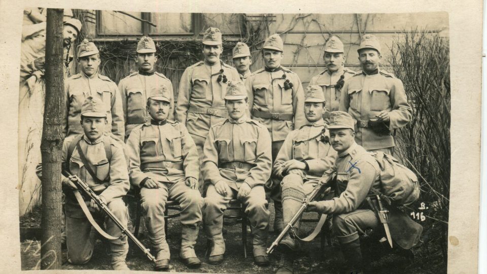Český legionář v Rusku František Chramosta (klečící vpravo v legionářské uniformě)