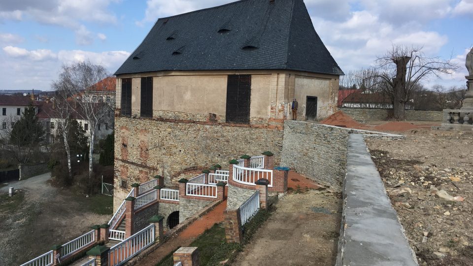 Terasy v zahradě navržené Dušanem Jurkovičem opravují na zámku v Novém Městě nad Metují