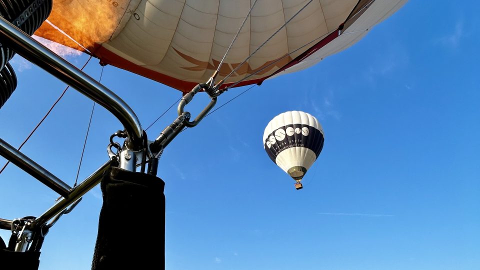 Tři desítky horkovzdušných balonů zaplnily nebe nad vodní nádrží Rozkoš