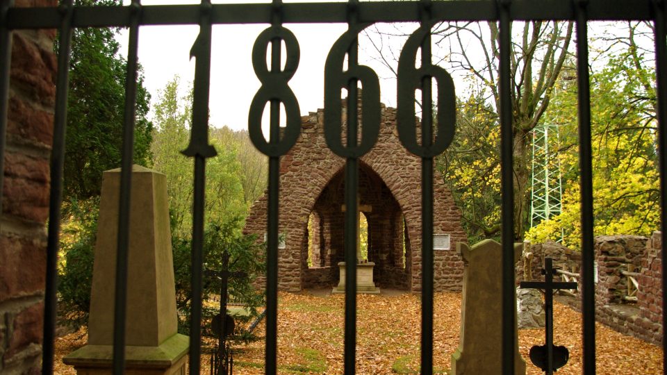 Vojenský hřbitov Zámecké aleje v Náchodě má zvláštní atmosféru