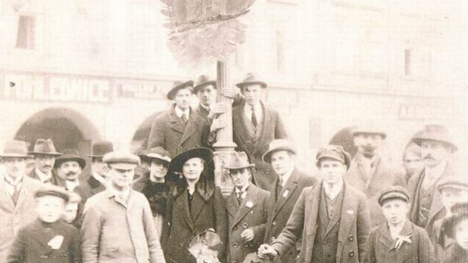 Přeložení rakouských orlů na „kandelábr“, Velké (Valdštejnovo) náměstí, říjen 1918