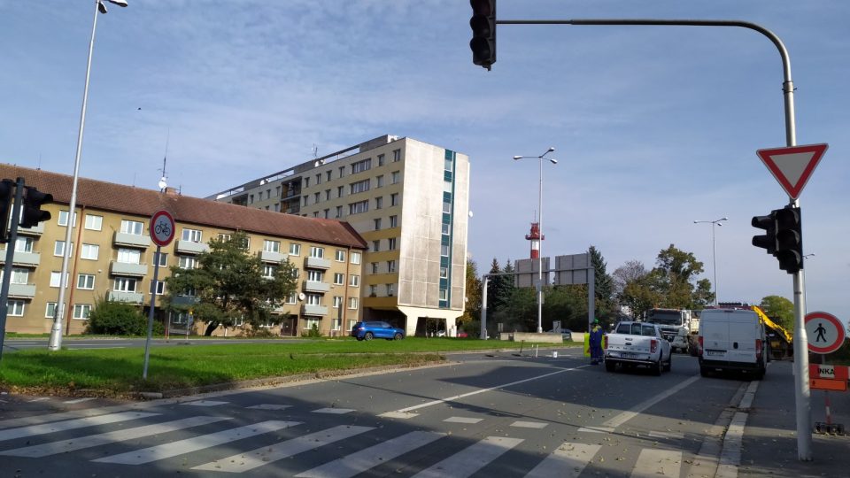 Fotografie z místa probíhající opravy horkovodu v Resslově ulici a aktuální řešení provozu v ul. M. D. Rettigové, Pilňáčkova a ul. Průmyslová