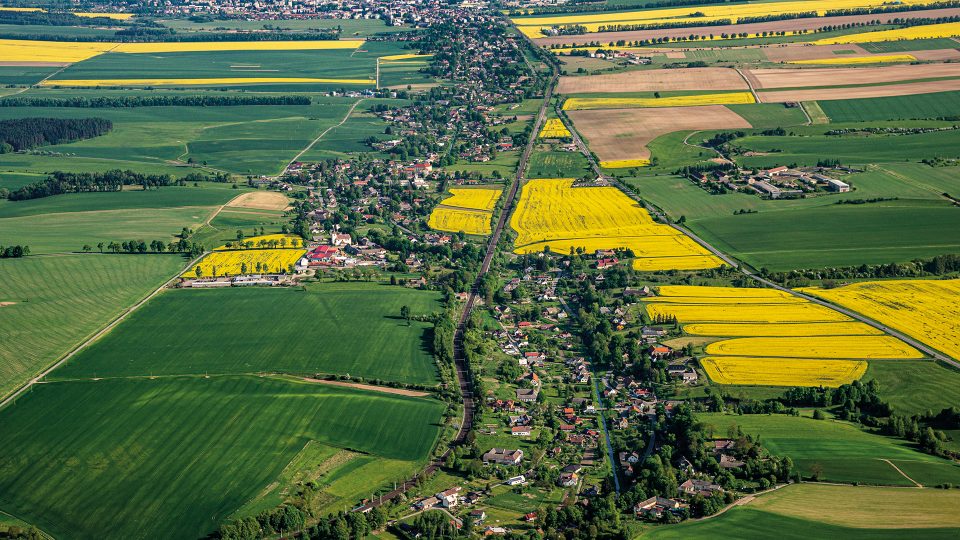Celá zástavba obce Hradec nad Svitavou, jakož i téměř celé její katastrální území leží na Moravě, ale nepatrný západní okraj katastru zasahuje v současnosti také do Čech