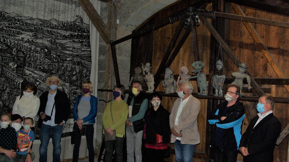Účastníci komorního otevření Galerie loutek J. Nachlingera v Kuksu