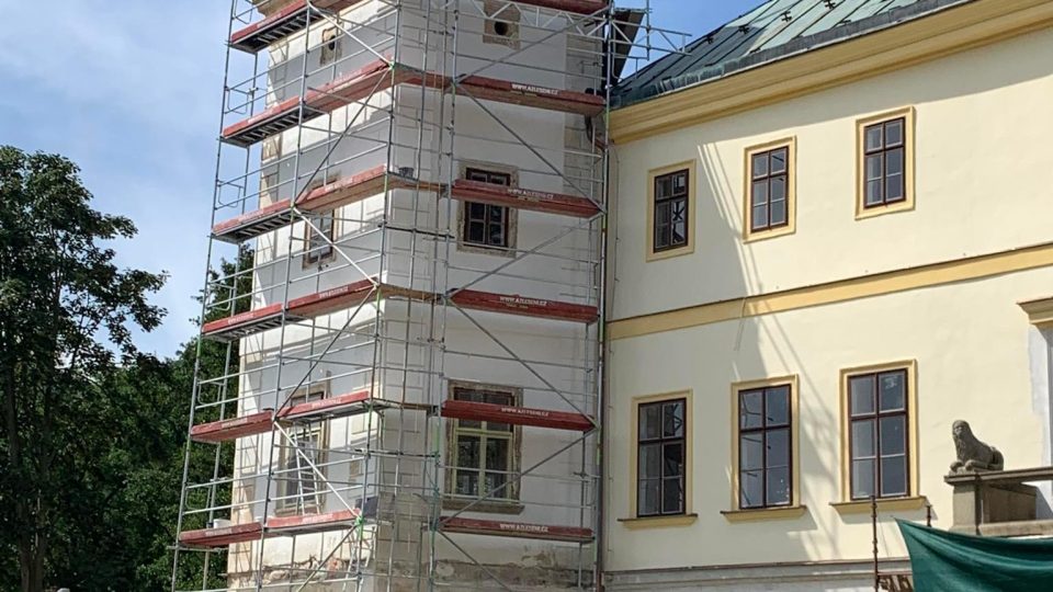 Zámek v Adršpachu bude opět vypadat jako nový, s původní žlutou fasádou
