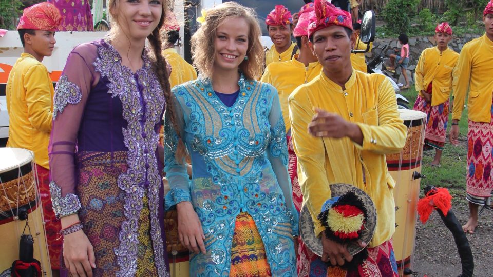 Terezie Kracíková učitelkou na Indonéském Lomboku