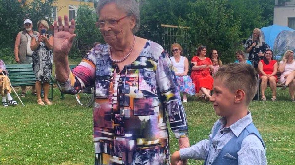 Seniorům v domě s pečovatelskou službou ve Dvoře Králové nad Labem zpestřila den netradiční módní přehlídka