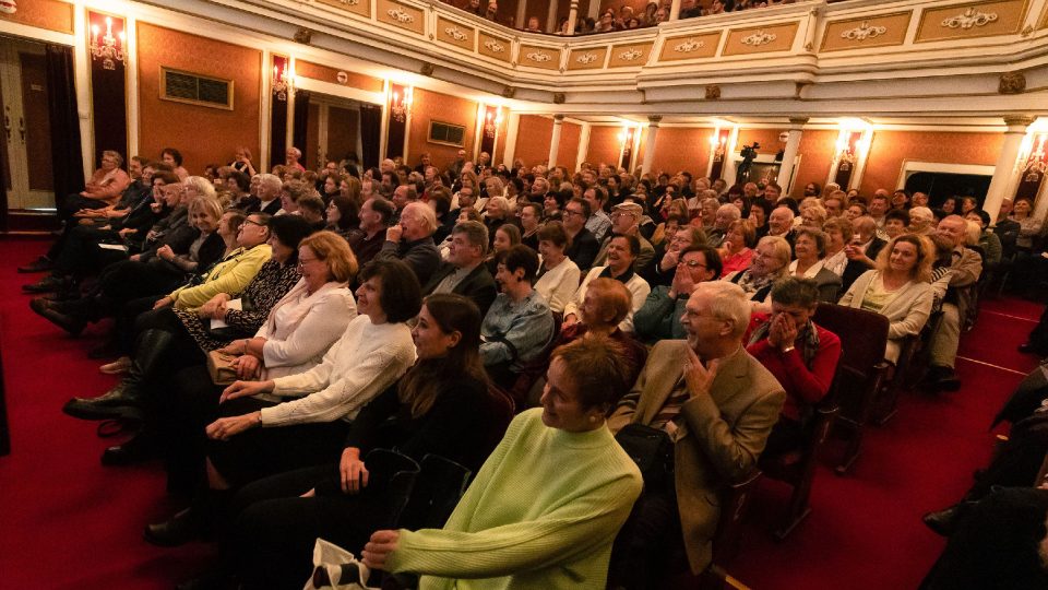 Divadlo bylo nabité a zábava velkolepá