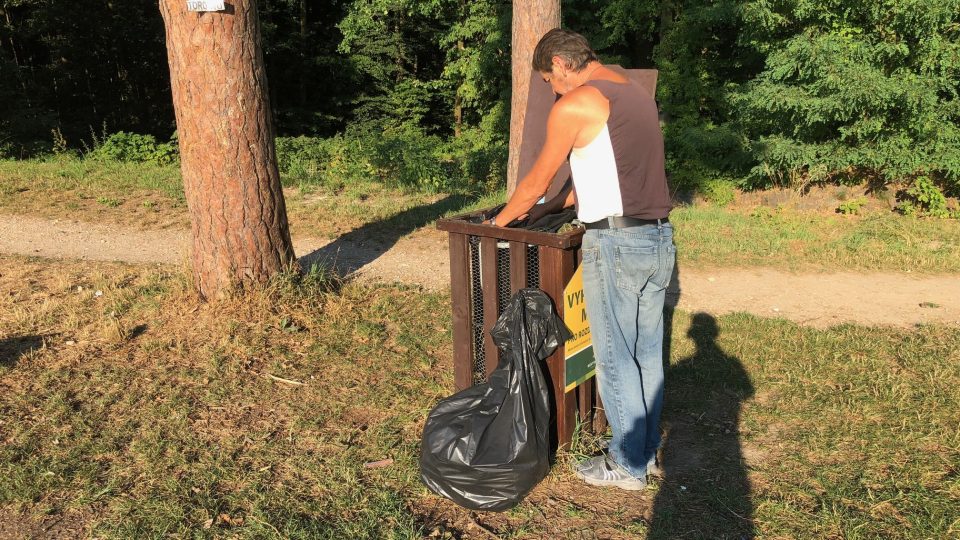 Odpadkové koše vyváží z královéhradeckých městských lesů dvakrát týdně Václav Kutík