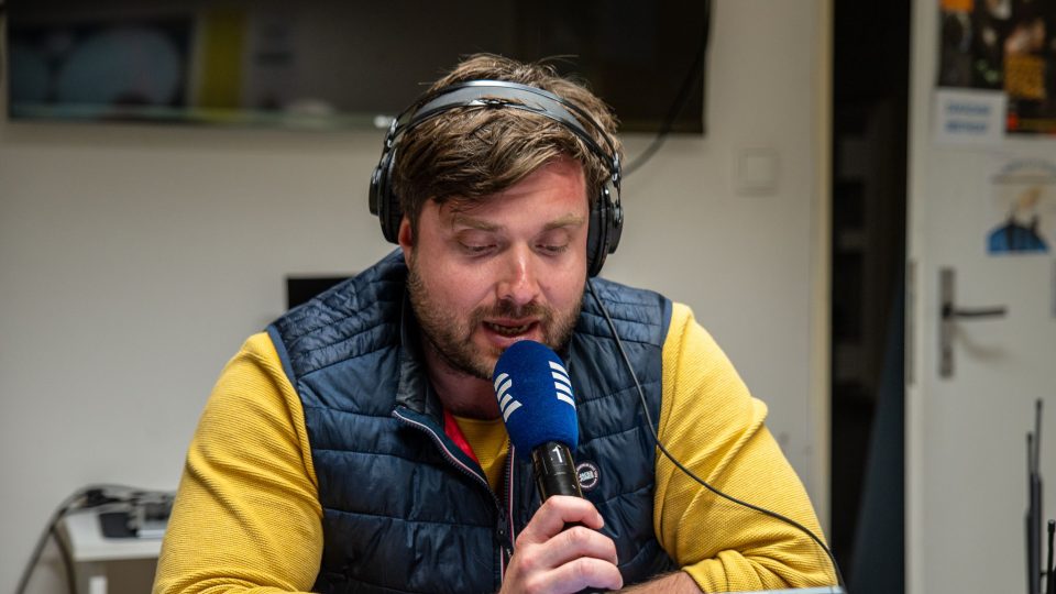 Jiří Kokmotos čte z mailů které chodí během vysílání