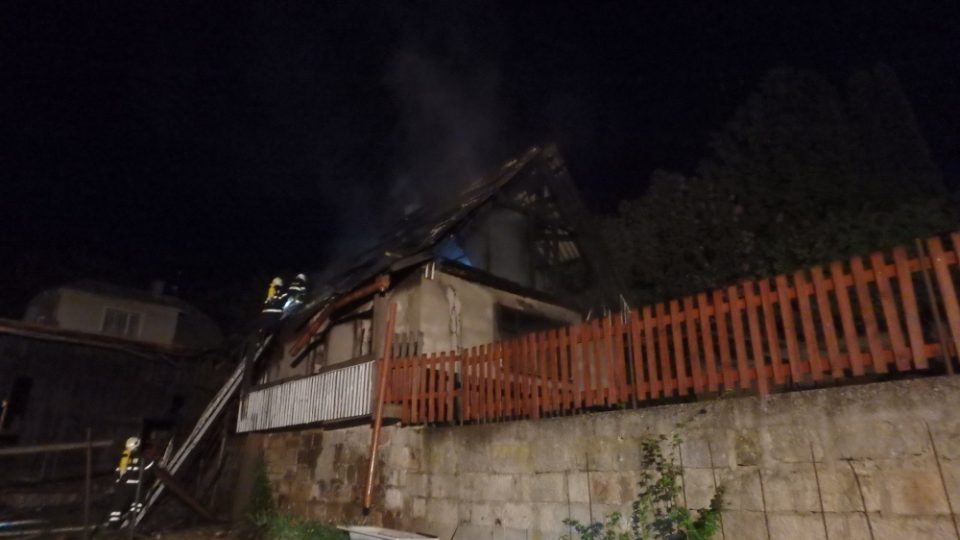 Noční požár chalupy v Dolní Brusnici na Trutnovsku si bohužel vyžádal jednu oběť