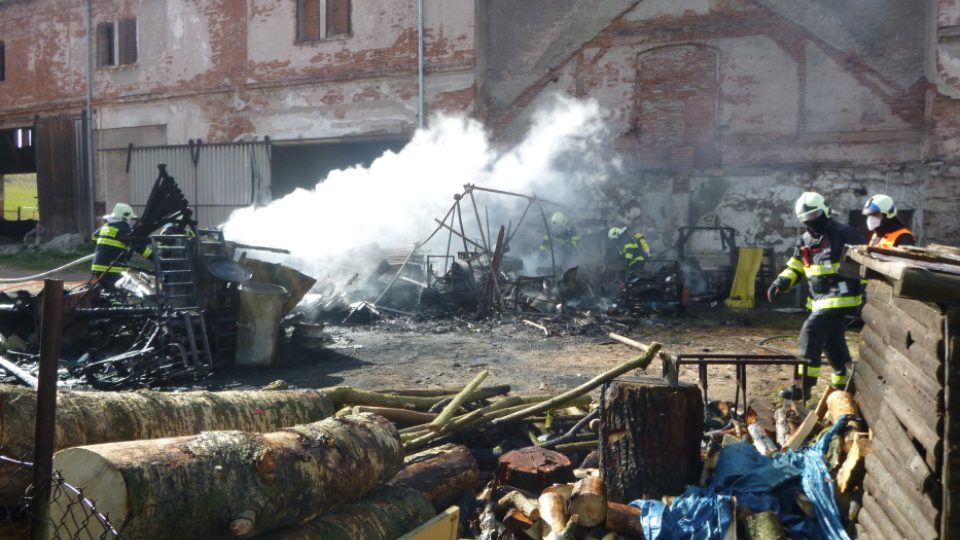 Sedm jednotek hasičů bylo zalarmováno kvůli požáru kůlny v Martínkovicích na Náchodsku