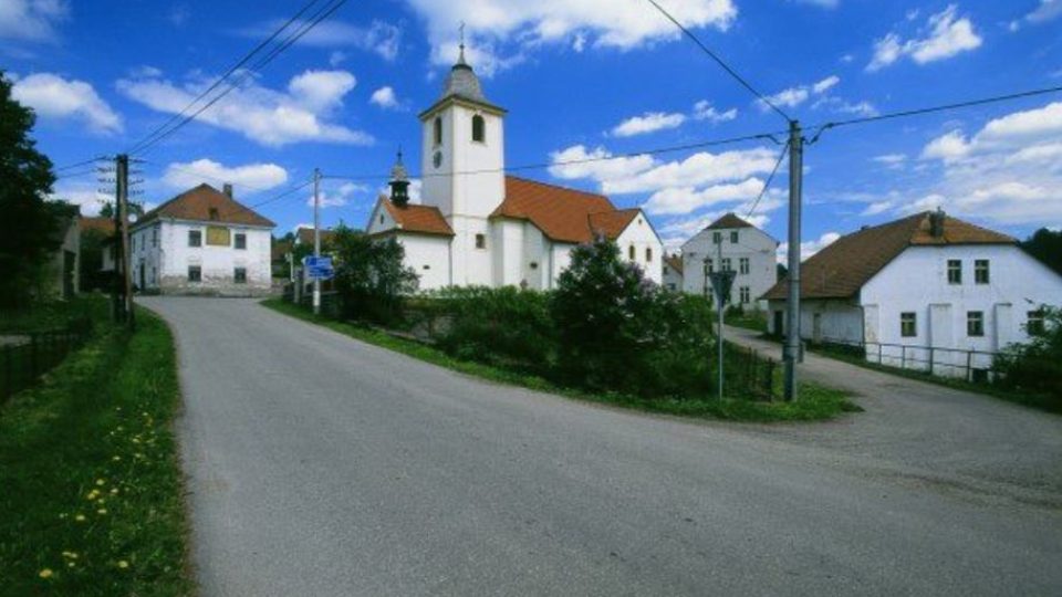 Popovice u Benešova -  fara, kostel sv. Jakuba, hospoda, náš dům