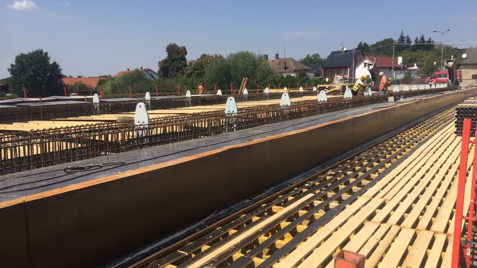 Stavba nového mostu ve Svinarech pokračuje podle plánu