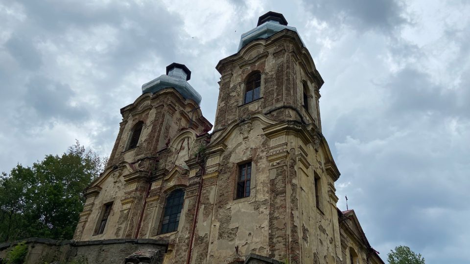 Kostel uprostřed zarostlé přírody mnozí považují za magické místo