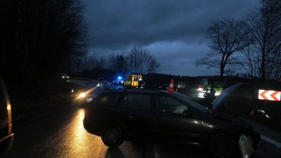 Srážka vozidel mezi obcemi Vidochov a Horka u Staré Paky | foto: Policie České republiky Srážka vozidel mezi obcemi Vidochov a Horka u Staré Paky