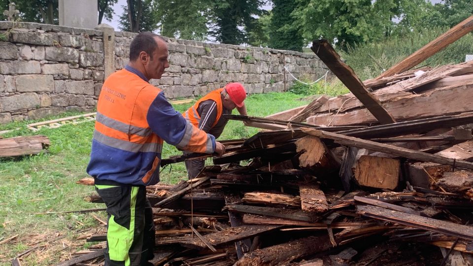 Dělníci opravují dlouhá léta chátrající barokní faru v Šonově. Opravy přijdou na miliony korun