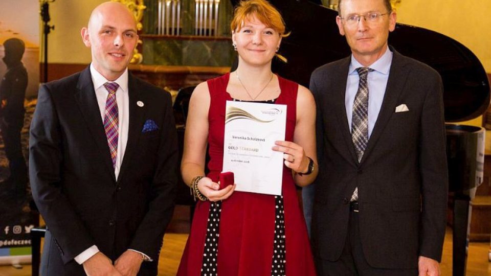Veronika Scholzeová převzala zlatý certifikát Mezinárodní ceny vévody z Edinburghu od britského velvyslance Nicka Archera