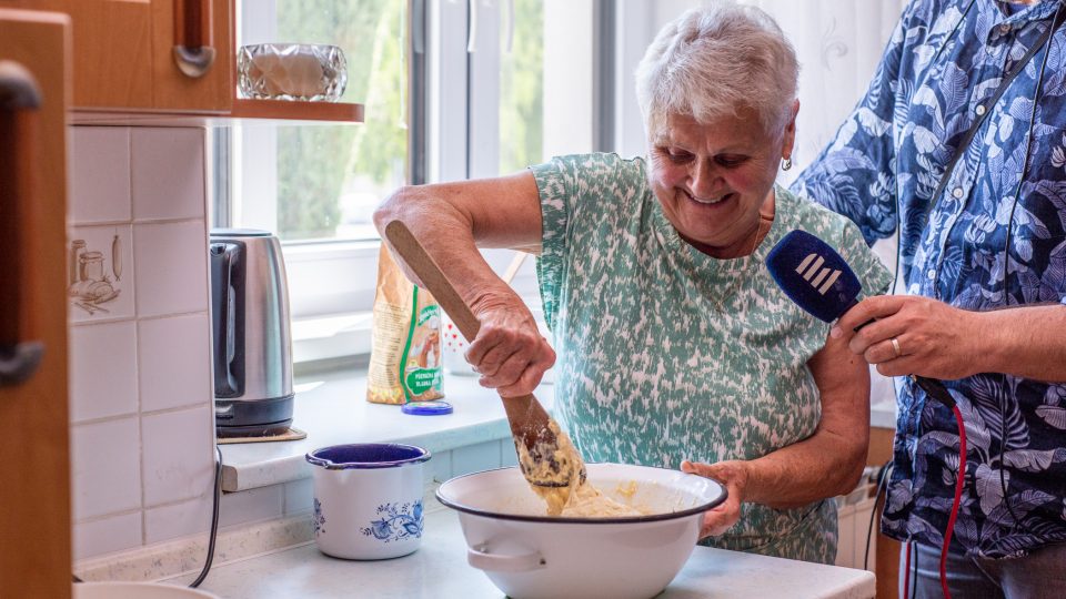 Těsto důkladně propracujeme vařečkou | foto: Martin Čuřík Těsto důkladně propracujeme vařečkou
