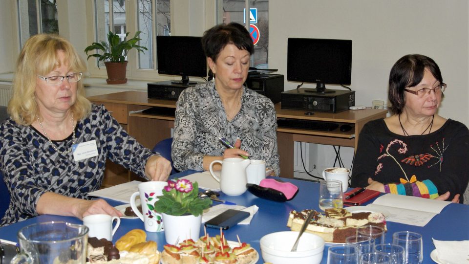 Knihovníky a novináře  pozvala na Snídani v knihovně Jana Benešová, ředitelka Knihovny Václava Čtvrtka v Jičíně (vlevo)