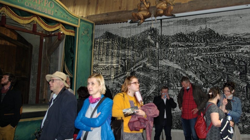 Návštěvníci komorního otevření Galerie loutek J. Nachlingera