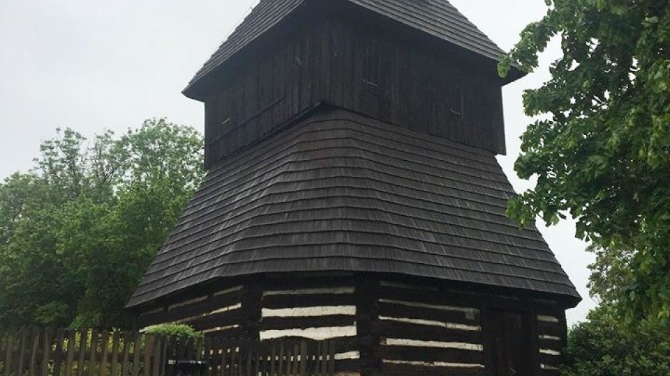 Zvonice v Rohenicích na Rychnovsku má sice už několik let opravenou střechu, ale podle místních je udělaná špatně