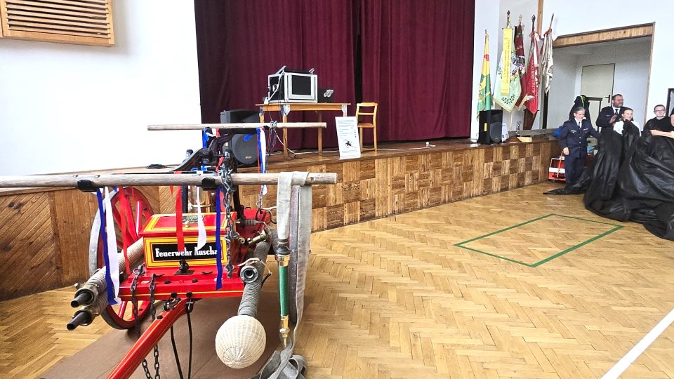 Dvoumužný hydrophor. Unikátní ruční hasičskou stříkačku z roku 1872 zrestaurovali hasiči z Hněvčevsi