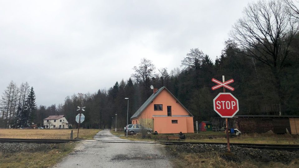 Správa železnic potvrdila, že ve Vrchlabí v části Podhůří vybuduje dva chráněné přejezdy na vlakové trati do Kunčic nad Labem