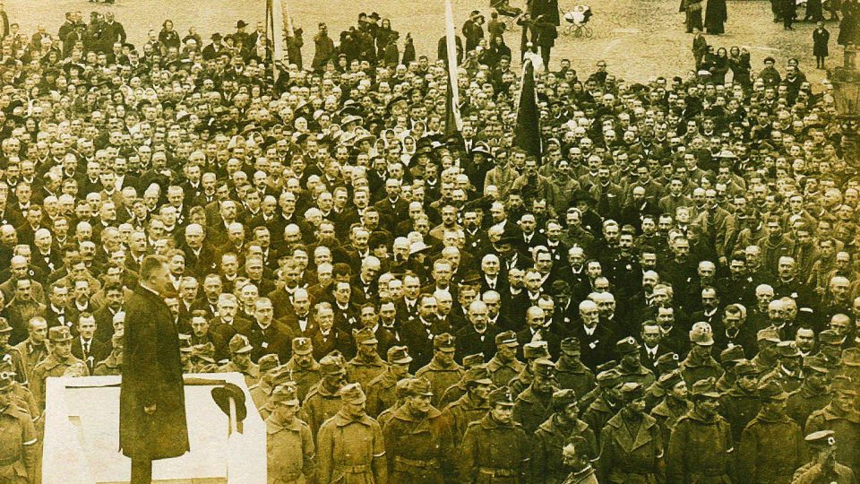 Přísaha občanstva a vojska nově vzniklému Československému státu na Valdštejnově náměstí v Jičíně, foto Antonín Brožek