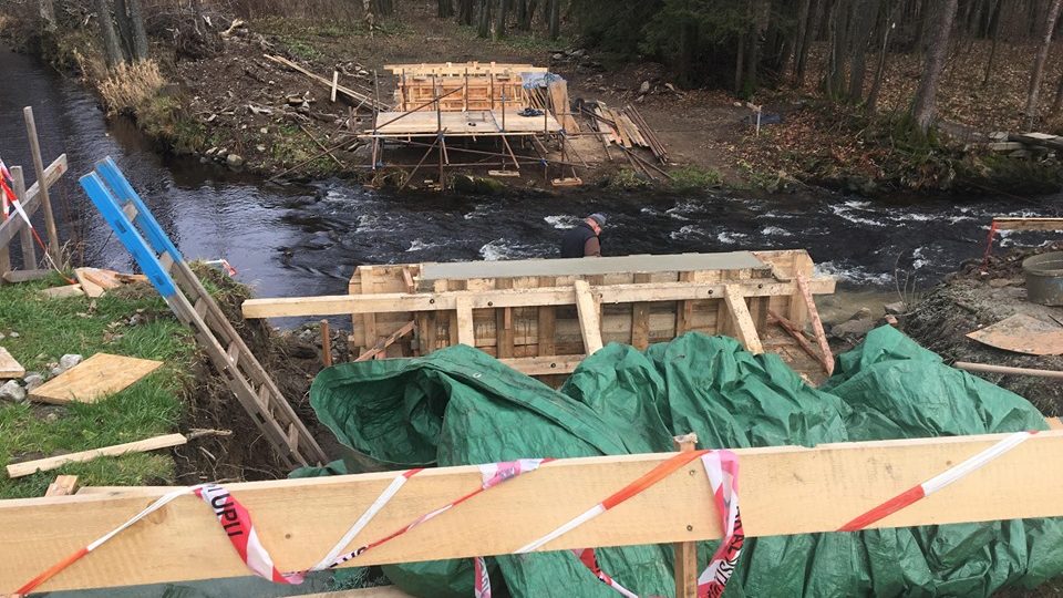 Nový most pro pěší přes hraniční Divokou Orlici spojí v Neratově Česko s Polskem