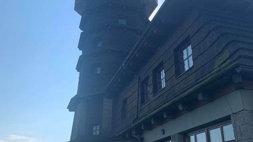 Jiráskovu chatu na Dobrošově čeká dlouho plánovaná obnova. První je na řadě výměna šindelové střechy