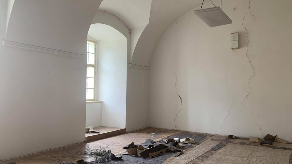 V polickém benediktinském klášteře vznikají nové expozice. A objevila se krásná, původní podlaha