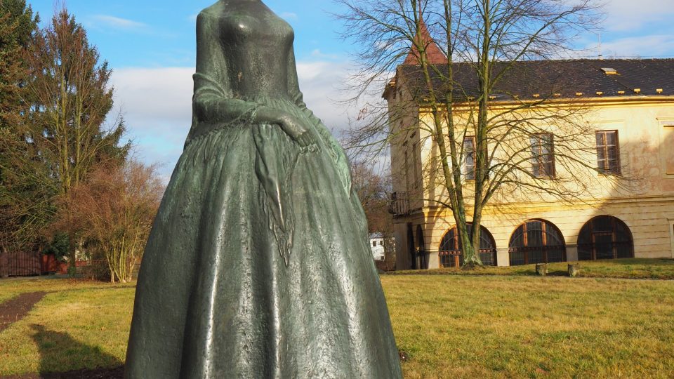 Autorkou nejkrásnější sochy k poctě Boženy Němcové je Marie Uchytilová Kučová - 200. výročí narození Boženy Němcové