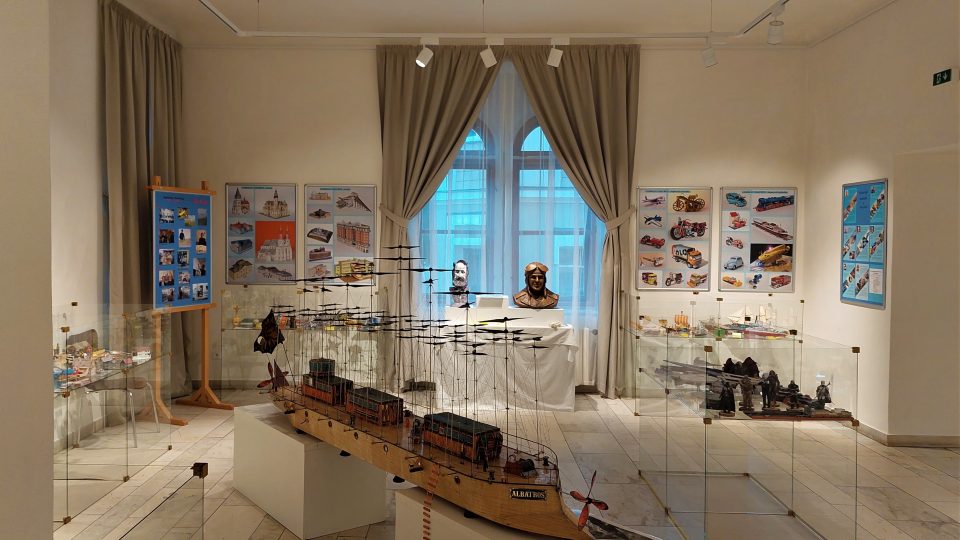 Výstava Papíroví bohatýři v novopackém Suchardově domě